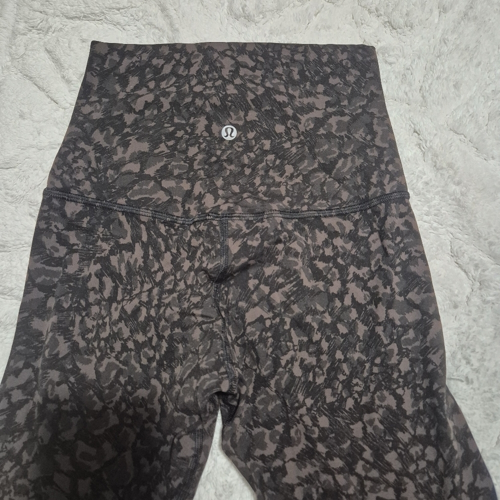 lululemon athletica Black and Brown Camo Patterned Bike Shorts..size:4 - Picture 8 of 11